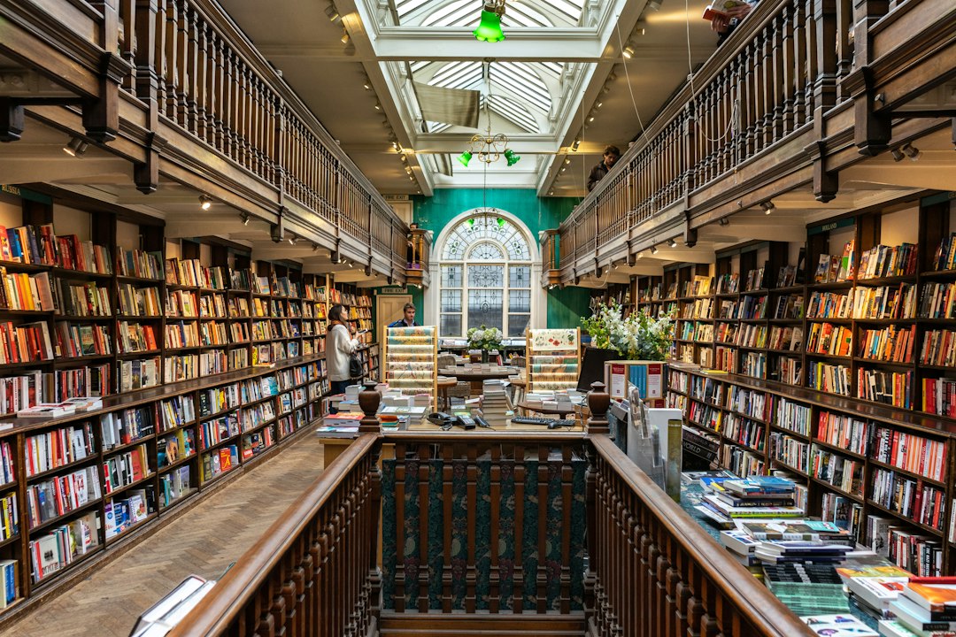 Services It was raining outside as usual on London streets. I sheltered in a bookstore for escaping from the rain. Then I realised it was one of the most famous bookshops in London. It was a mesmerising experience being there.
Support me: https://paypal.me/ugurakdemir
Instagram: https://www.instagram.com/ugur_akdemir/